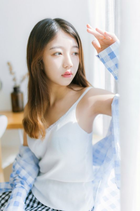 居家少女白色吊带香肩露乳性感妩媚生活写真