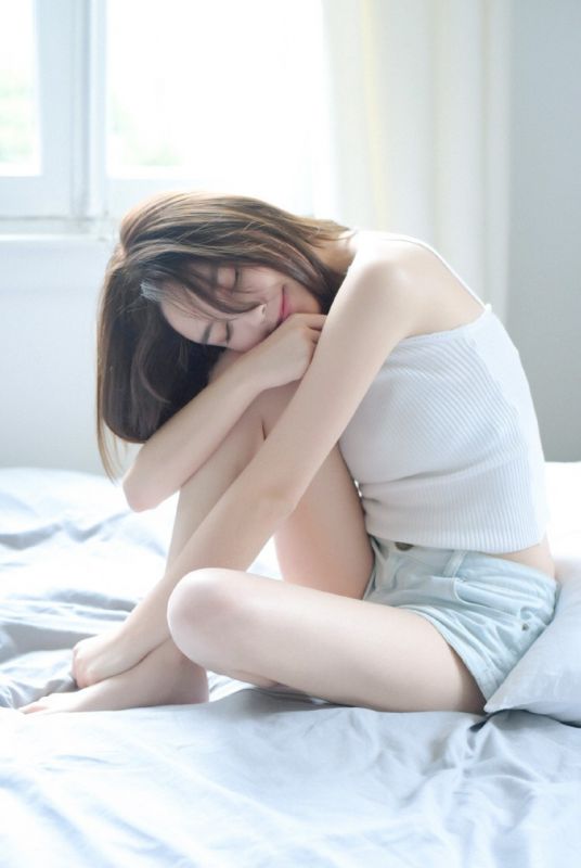 美乳美女床上性感酥胸吊带私房诱惑写真