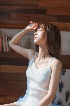 内衣尤物美女清新吊带慵懒可爱性感酥胸写真