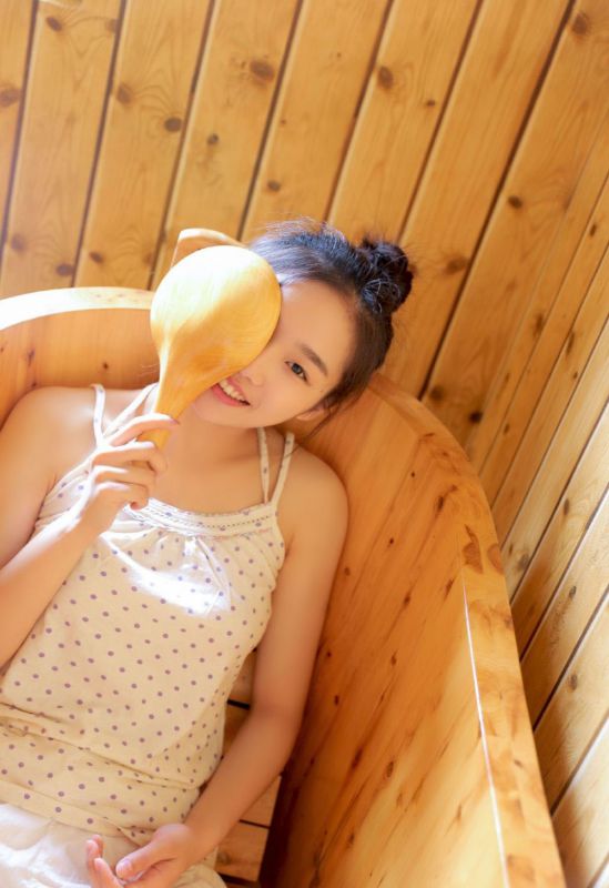 马尾美女薄纱无袖裙子内衣露香肩性感锁骨写真