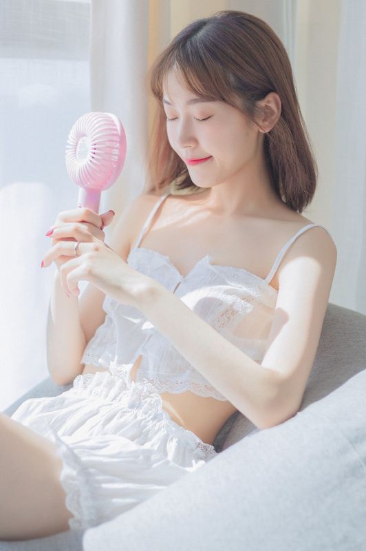 短发时尚辣妹纯白内衣酥胸翘臀性感写真