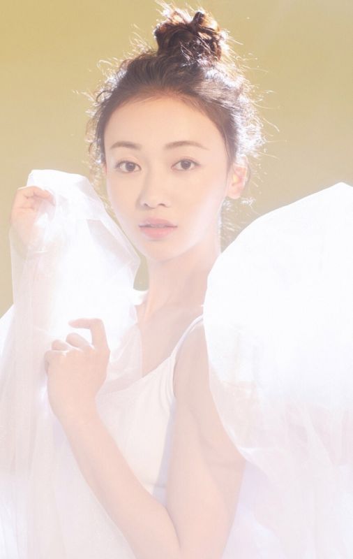 舞蹈美女明星吴谨言吊带长裙酥胸人体艺术照片
