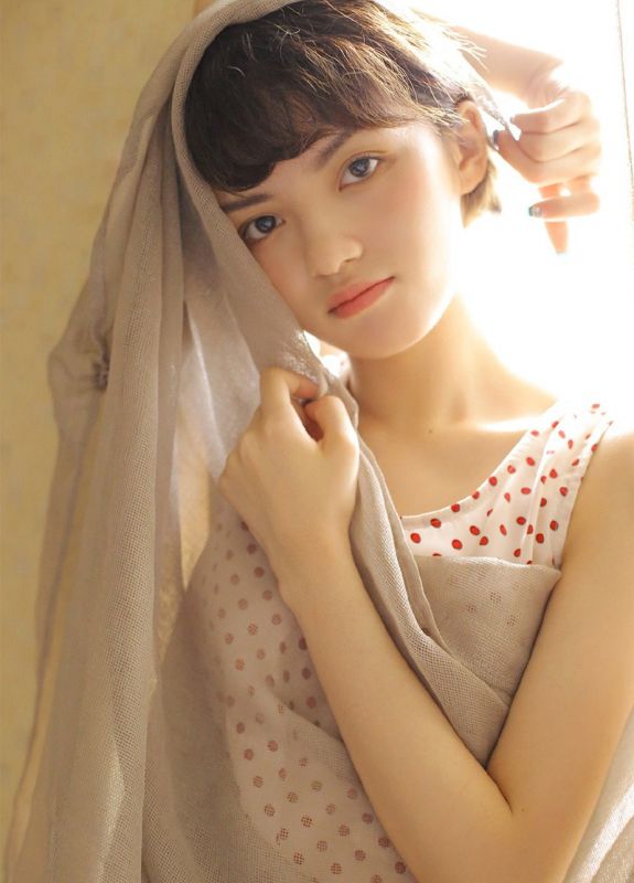邻家少女闺房酥胸吊带裙唯美清爽写真