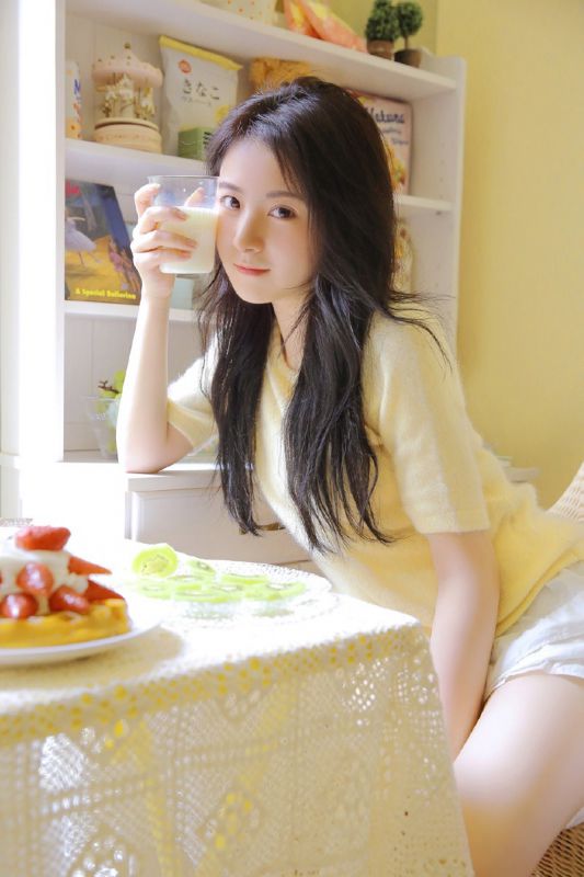 白嫩纯真美少女眼神忧郁私房白丝美腿性感魅惑写真