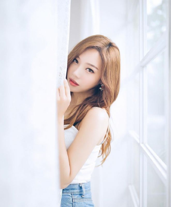 混血美女模特长发性感美腿热裤写真