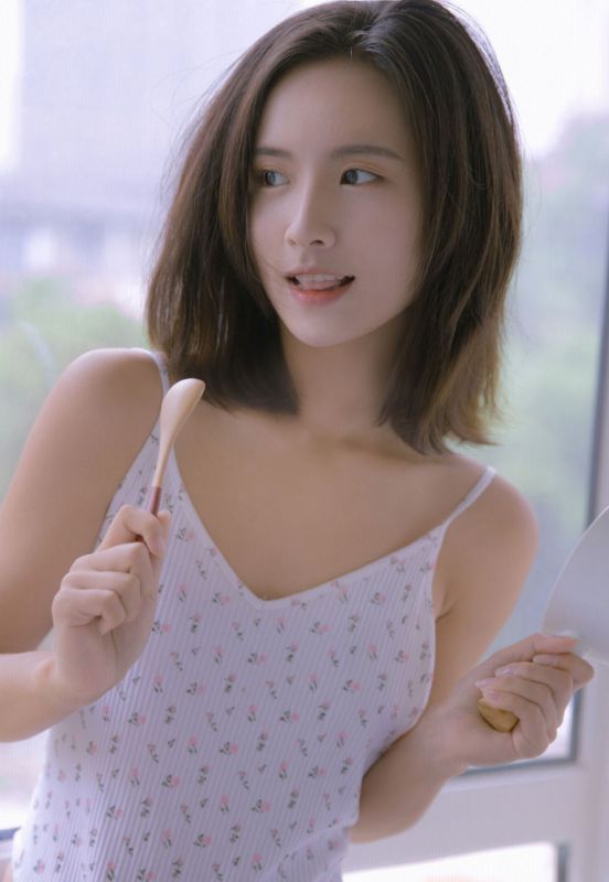 亚洲美女模特连体泳衣丰乳翘臀大胆人体艺术写真