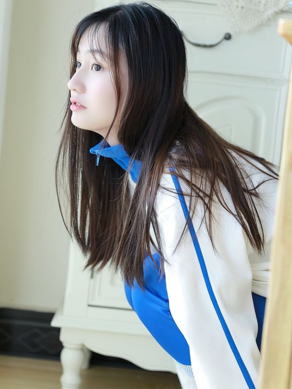 00后白嫩美女学生妹运动校服天然诱惑清纯尤物写真