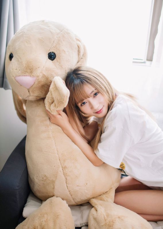长发时尚少女美腿热裤甜美迷人笑容写真
