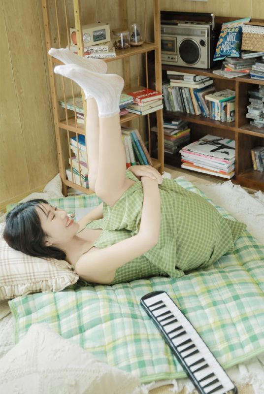 素颜美女淡绿小吊带裙小清新诱人酥胸性感白丝美腿照