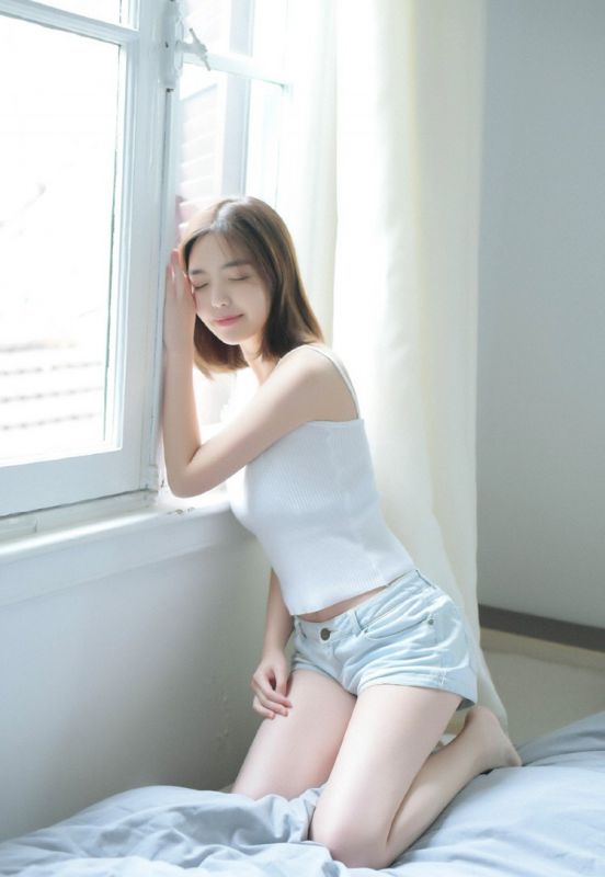 美乳美女床上性感酥胸吊带私房诱惑写真
