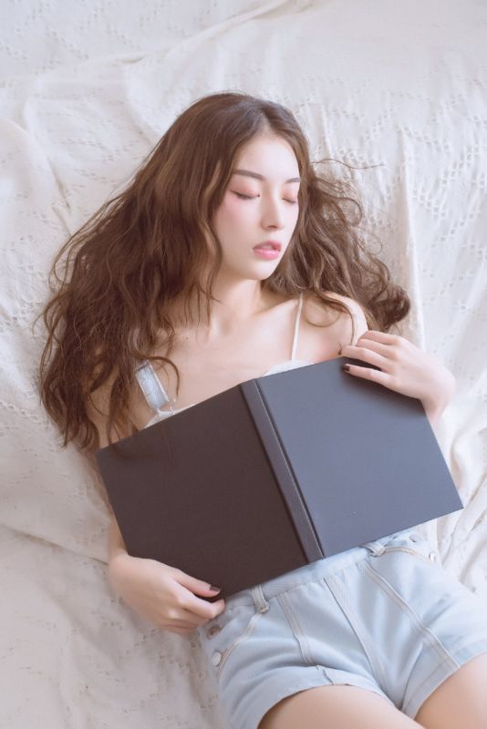 亚洲绝色混血儿美女真空背带裤底下鲍穴喷水销魂写真