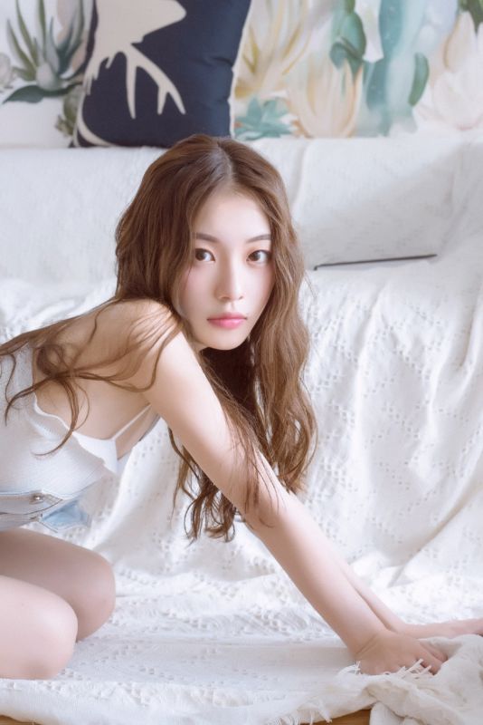 亚洲绝色混血儿美女真空背带裤底下鲍穴喷水销魂写真