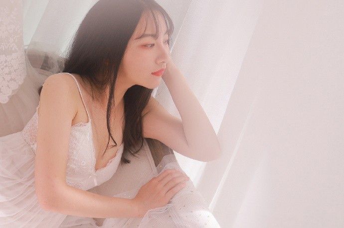 长发美女细长腿吊带酥胸妖娆妩媚性感写真