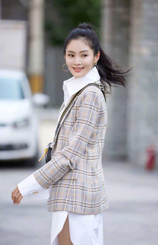 肤白貌美王媛可小清新气质街头自然迷人图片