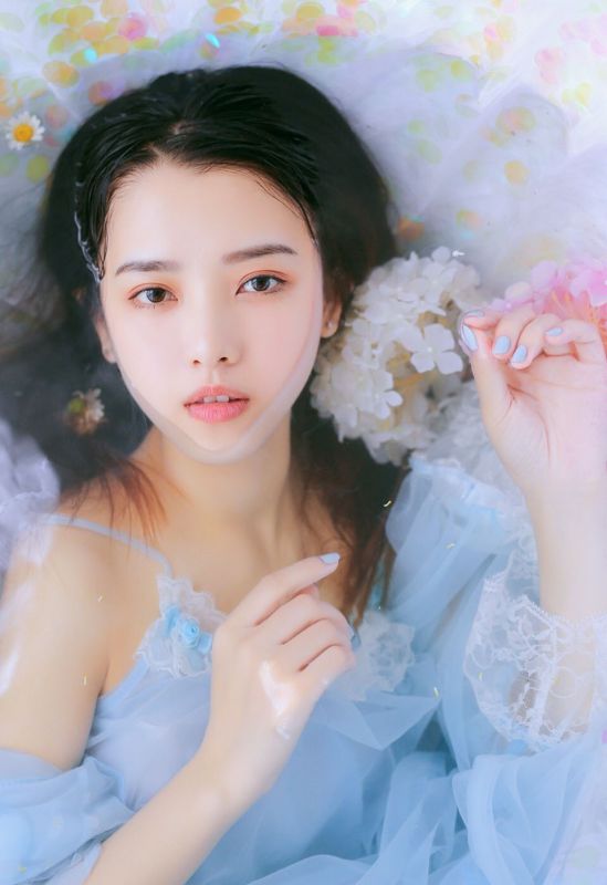 貌美肤白少女蓝色小仙女蕾丝裙浴缸水中湿身性感写真