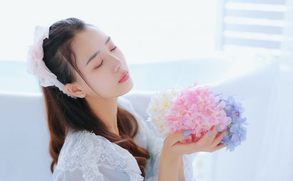 貌美肤白少女蓝色小仙女蕾丝裙浴缸水中湿身性感写真