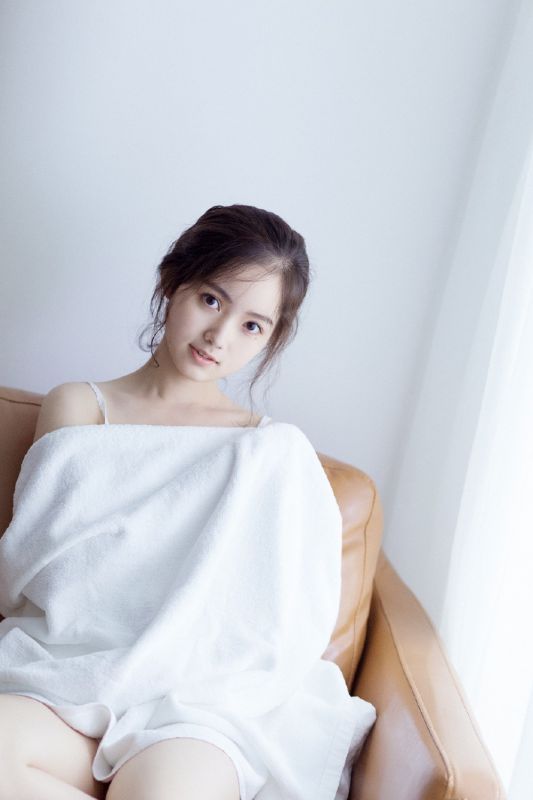 清秀养眼美少女纯白浴袍裸露出白嫩酥胸性感诱惑写真