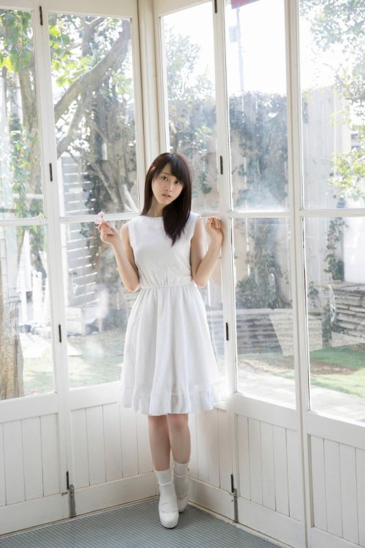 日本清纯美女松井玲奈白色短裙迷人写真