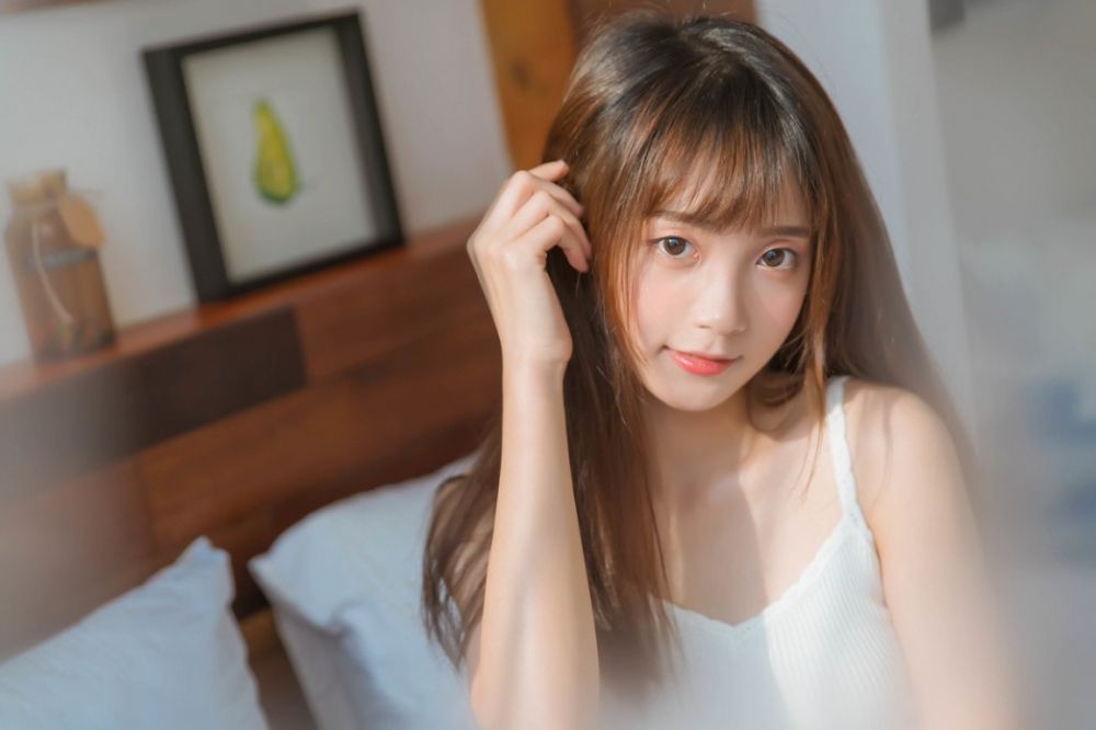 内衣尤物美女清新吊带慵懒可爱性感酥胸写真