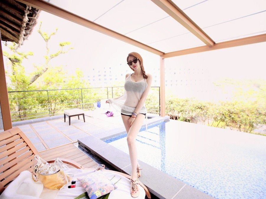 丰满美女模特海滩大尺度翘臀比基尼写真