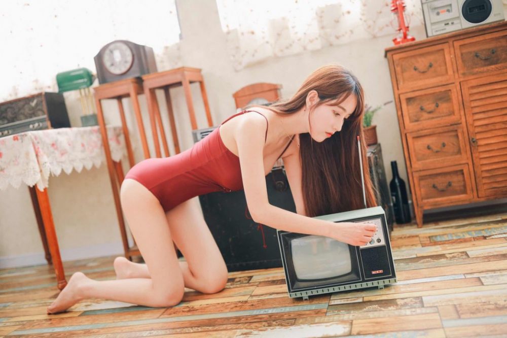 尤物国模美女红色连体泳装妖娆玉体香艳大胆私房写真