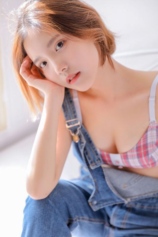 豪乳美女模特脱衣露事业线性感床照妩媚撩人写真