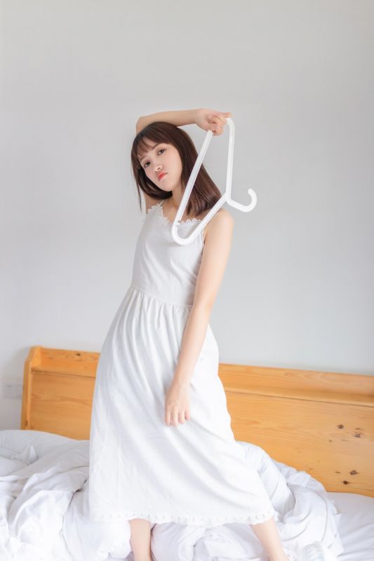 小清新少女床上打扫卫生洁白长裙写真
