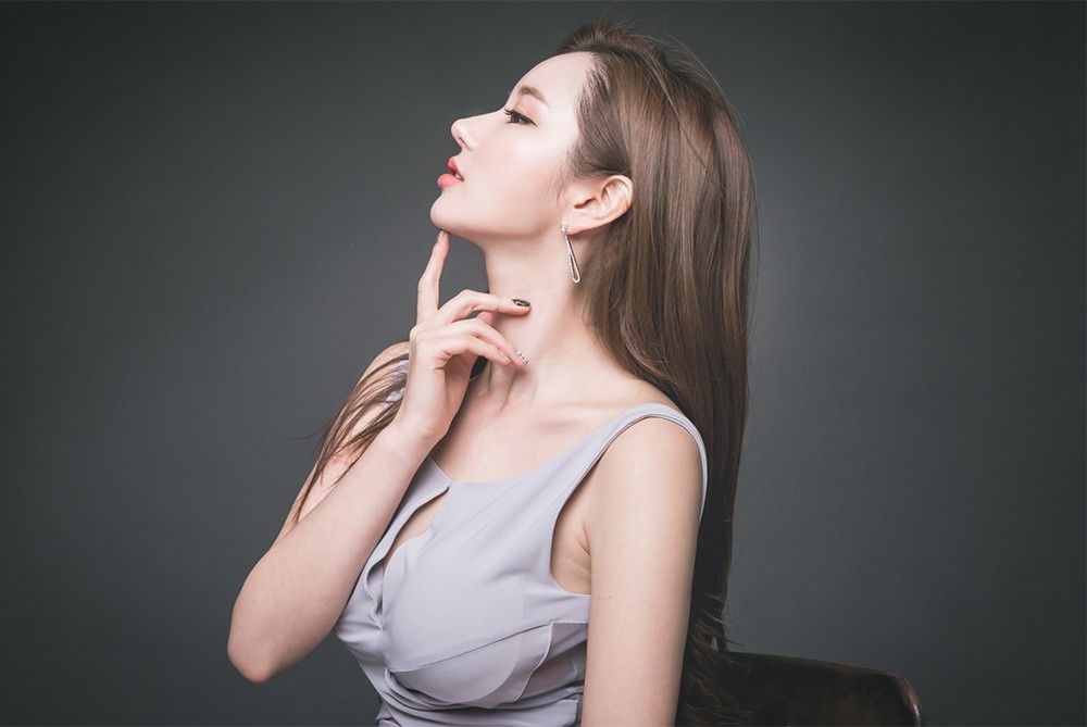 性感乳神美女丰乳美臀婀娜多姿大胆摄影艺术写真