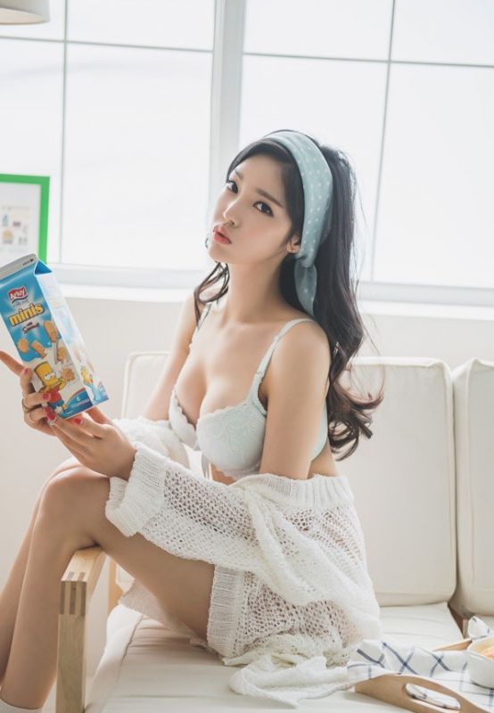 时尚气质韩国美女短发丰韵酥胸写真