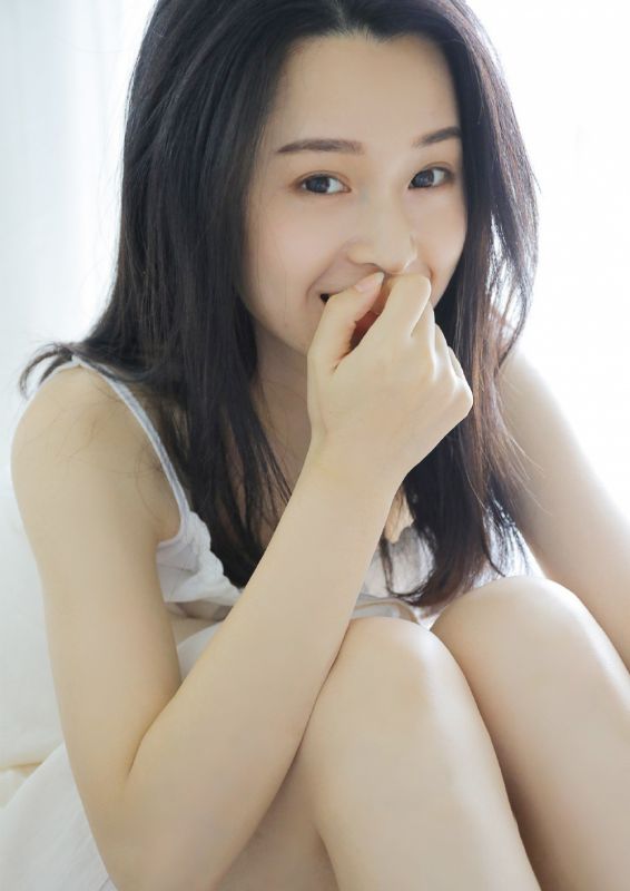 清纯氧气美女白嫩幼妻私房吊带睡裙惹火图片