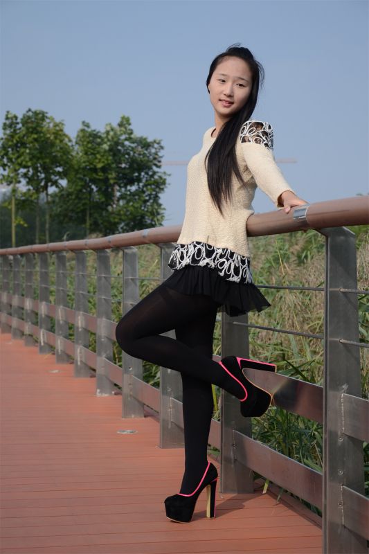 街拍黑丝高跟美女图片