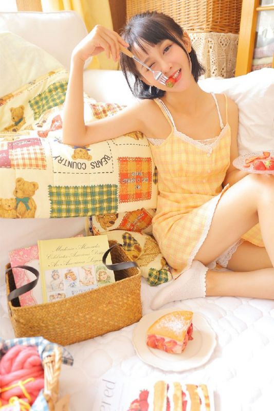 幼嫩小处女妹妹居家黄色连衣裙清纯可人写真