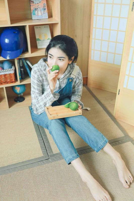 牛仔背带裤青春少女格子衬衫居家长腿性感写真