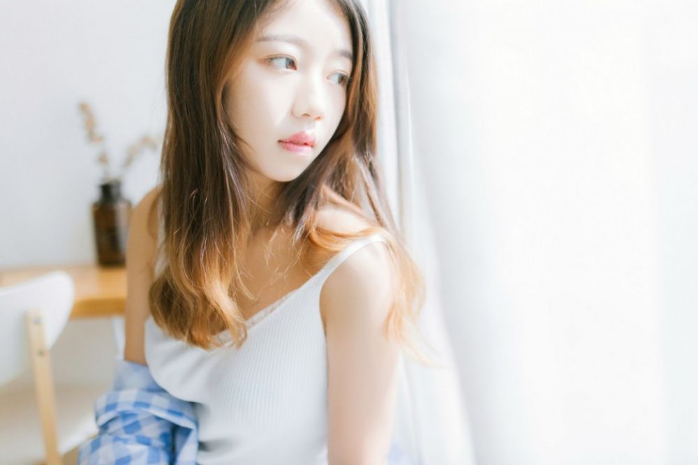 居家少女白色吊带香肩露乳性感妩媚生活写真