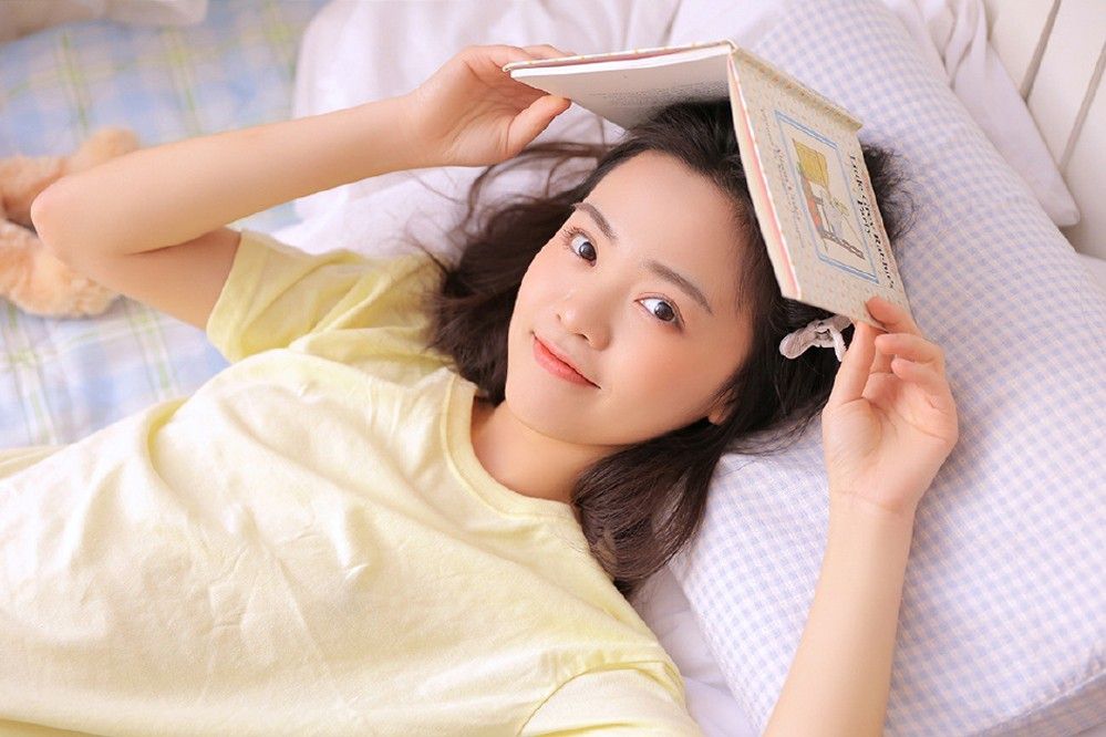清纯香艳美女长腿玉足床上氧气女孩写真图片