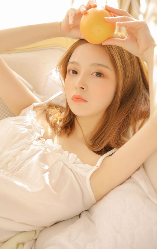金发混血少女白嫩肌肤性感大长腿人体艺术写真