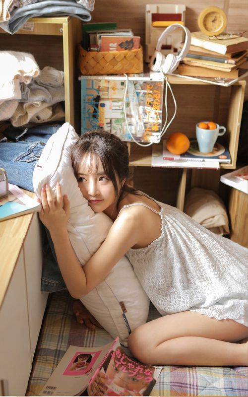 火辣文艺美女吊带长腿玉足私房睡衣写真图片