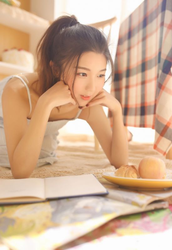 95后美女模特白肤水嫩性感小乳吊带内衣写真