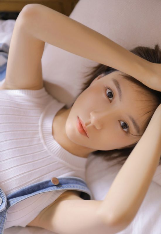 短发吊带少女小露香肩性感锁骨火辣诱惑写真