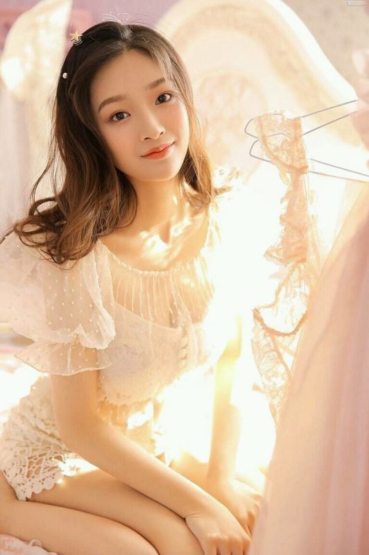 梦幻蕾丝睡衣美女床上白嫩人体诱惑性感私房艺术摄影图片