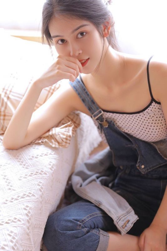 95后青春少女沙发上背带裤吊带脱落性感诱惑写真