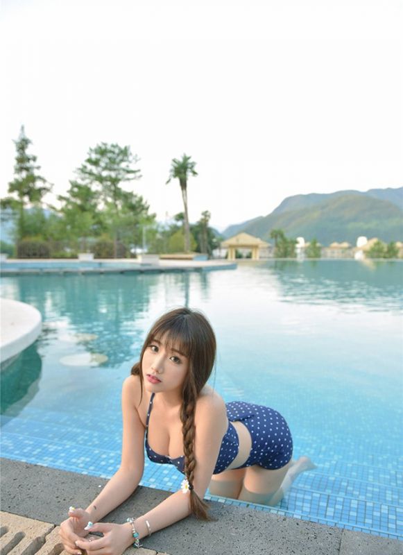 大胸爆乳美女蓝色比基尼性感旅拍图片