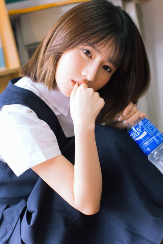 国中学生妹教室蓝色制服甜美俏丽长腿诱惑写真