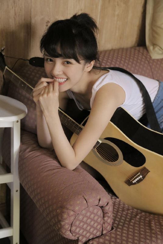 小背心内衣少女古灵精怪俏皮清纯诱惑居家写真