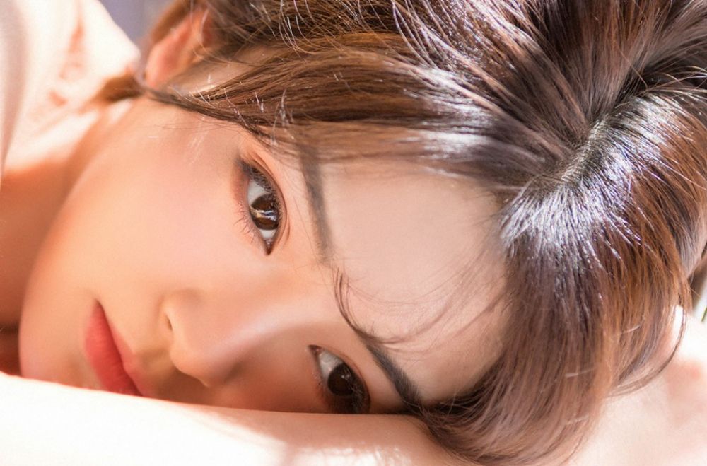 日本甜心少女露齿笑容绽放清纯性感私房前凸后翘写真
