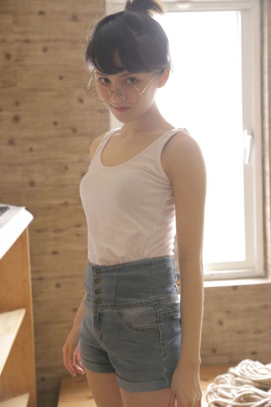 小背心内衣少女古灵精怪俏皮清纯诱惑居家写真