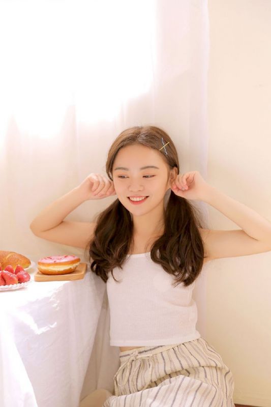 长腿美女古灵精怪床上自由运动性感诱惑照