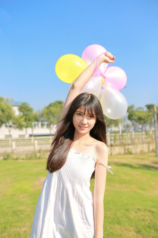 娇小阳光少女妹妹吊带抹胸白裙子性感微乳美足玉腿诱惑写真