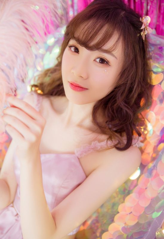 性感吊带美女深V酥胸美腿诱惑私房写真