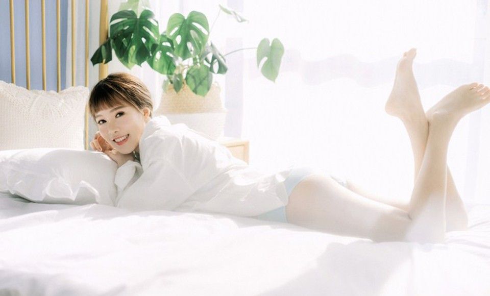 90后床上内衣美女房客把腿张开大胆人体艺术写真